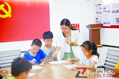 俯瞰高明，滿城飛花、河清岸綠，高樓住宅鱗次櫛比，城市碧水環(huán)繞