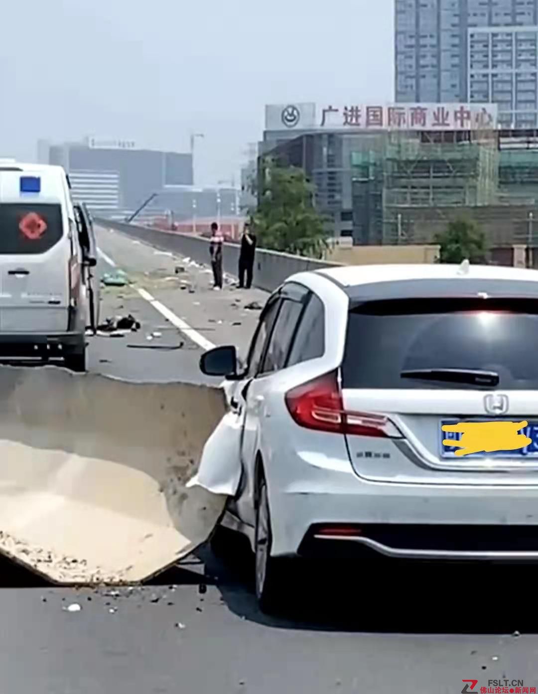 佛山順德倫教往勒流高速路段發(fā)生重大交通事故，2死3傷(圖1)